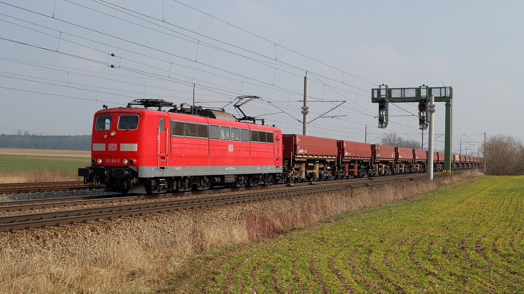 151 100 mit Schotterzug bei Mammendorf (06.03.2014)