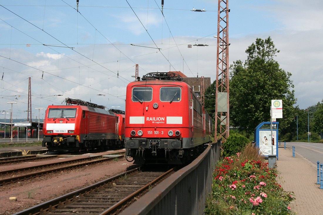 151 101 und 189 039 pausieren am 15. Juli 2012 im Bahnhof Dillingen (Saar).