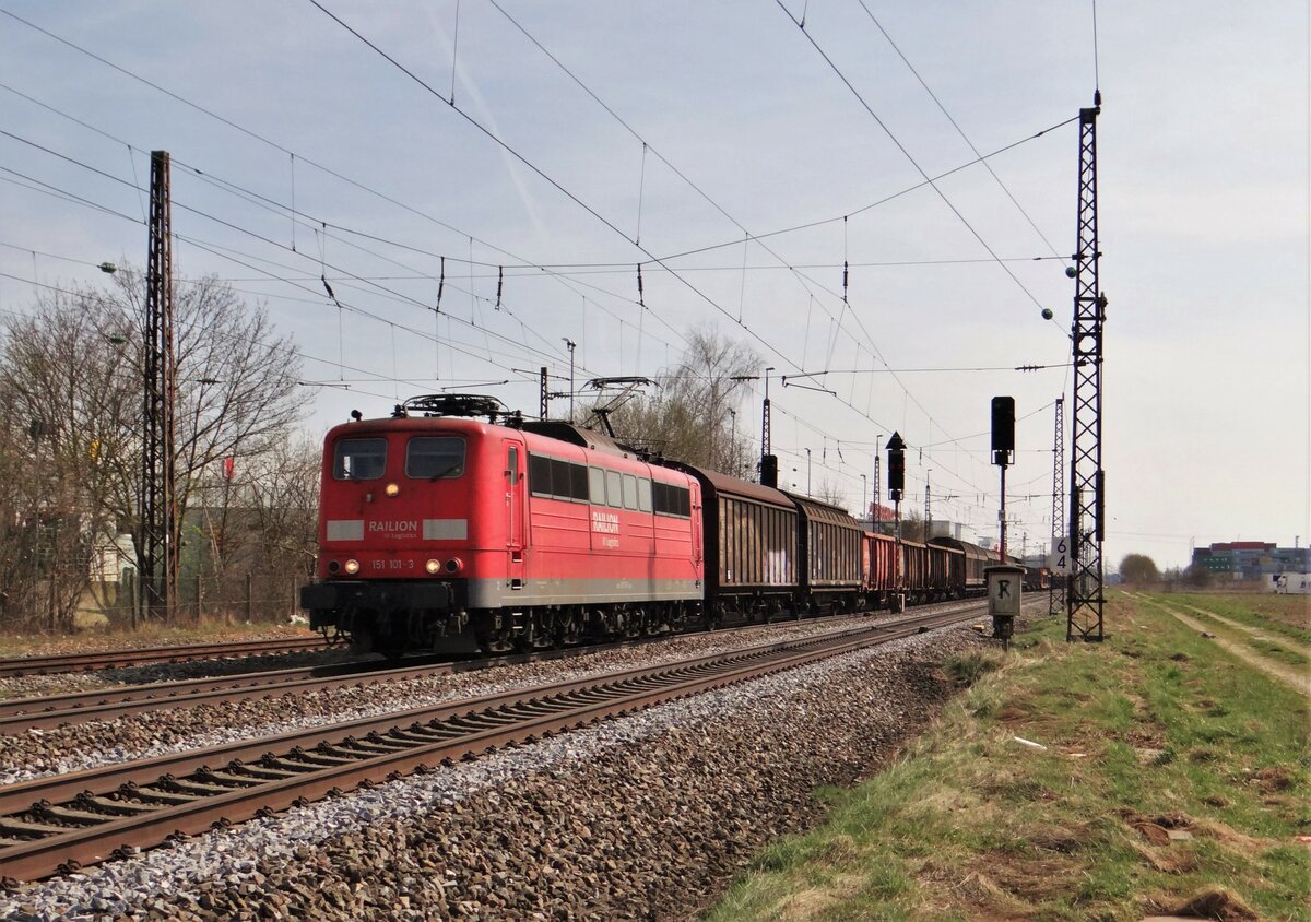 151 101-3 war am 10.04.15 mit einem Mischer in Gersthofen zu sehen. 
