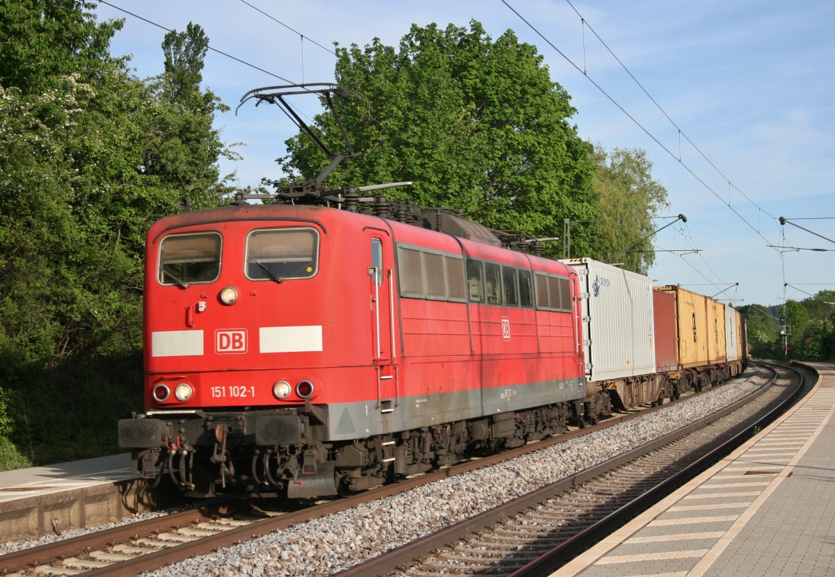 151 102 mit KT 50330 (Burghausen Wackerwerk–Maschen Rbf) am 21.05.2014 in Batzhausen