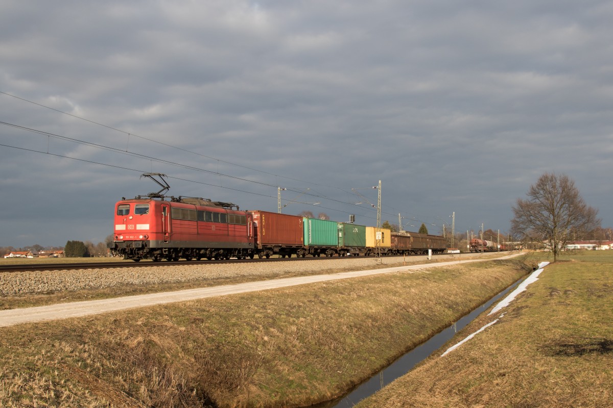 151 102 mit der Übergabe von Traunstein nach Rosenheim am 6. März 2015 bei Übersee.