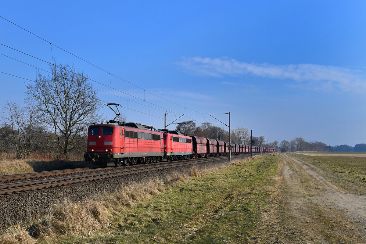 151 103 + 151 110 mit einem Erzzug am 03.03.2018 bei Woltorf. 