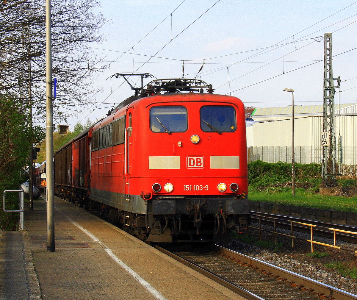 151 103-9 DB kommt durch Kohlscheid mit einem langen gemischten Güterzug aus Osnabrück nach Kortenberg-Goederen(B) und fährt die Kohlscheider-Rampe hoch nach Aachen-West bei schönem Frühlingswetter am 9.4.2014.