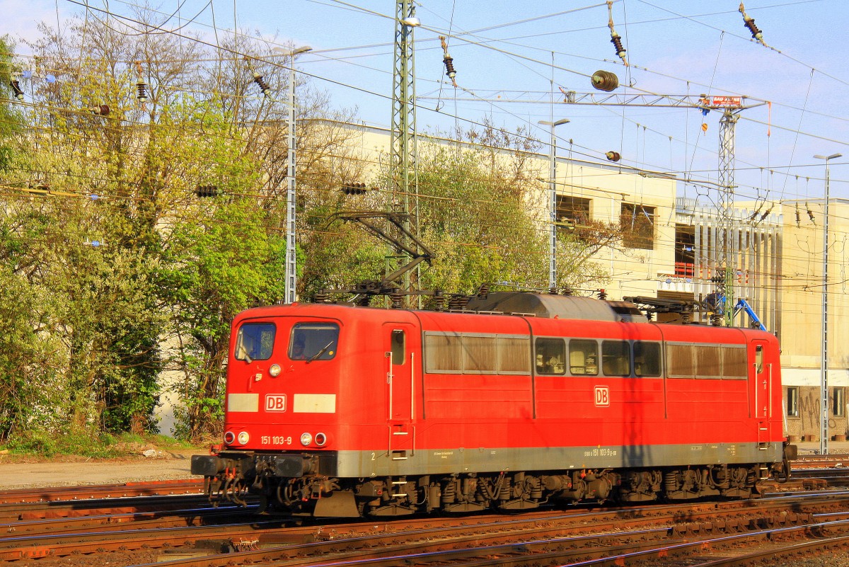 151 103-9 DB rangiert in Aachen-West.
Aufgenommen vom Bahnsteig in Aachen-West bei schönem Frühlingswetter am 9.4.2014.