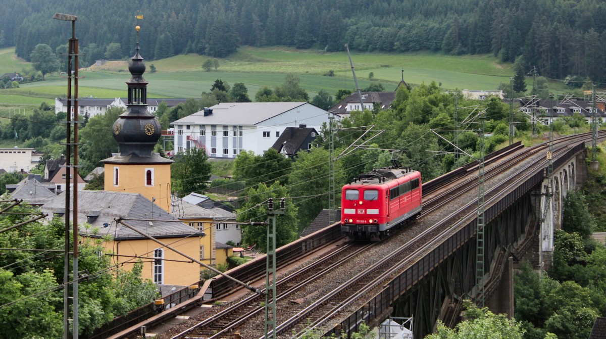 151 103-9 hat am 17.06.14 Schubdienst an der Frankenwald Nordrampe. Hier zu sehen bei der Rückfahrt nach Probstzella auf dem Trogenbachviadukt in Ludwigsstadt, um wenig später dem nächsten schweren Güterzug über den Berg zu helfen. 