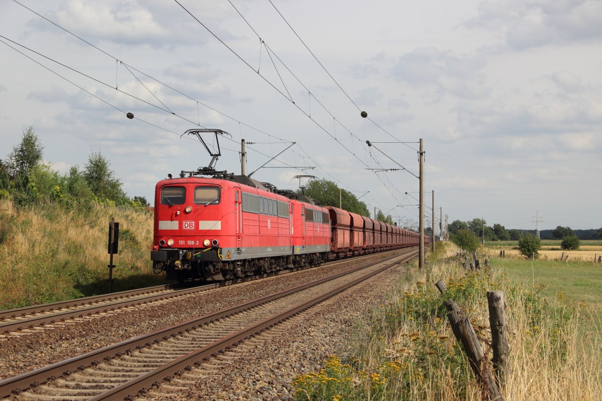 151 106-2 und eine weitere 151 mit einem Erzzug bei V�hrum am 09.08.13