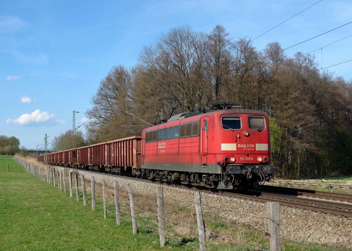 151 108 mit einem Schrottzug am 03.04.2011 bei Vogl.
