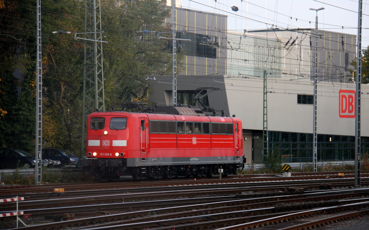 151 109-6 DB rangiert in Aachen-West.
Aufgenommen vom Bahnsteig in Aachen-West. 
Bei Sonnenschein und Wolken am Kalten Nachmittag vom 3.11.2016. 