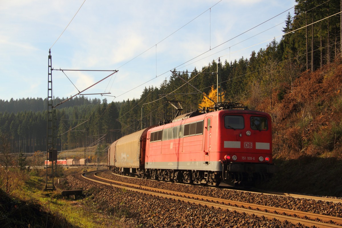151 109-6 DB Schenker schiebt einen Gterzug ber die Frankenwaldrampe bei Steinbach am 12.11.2014.
