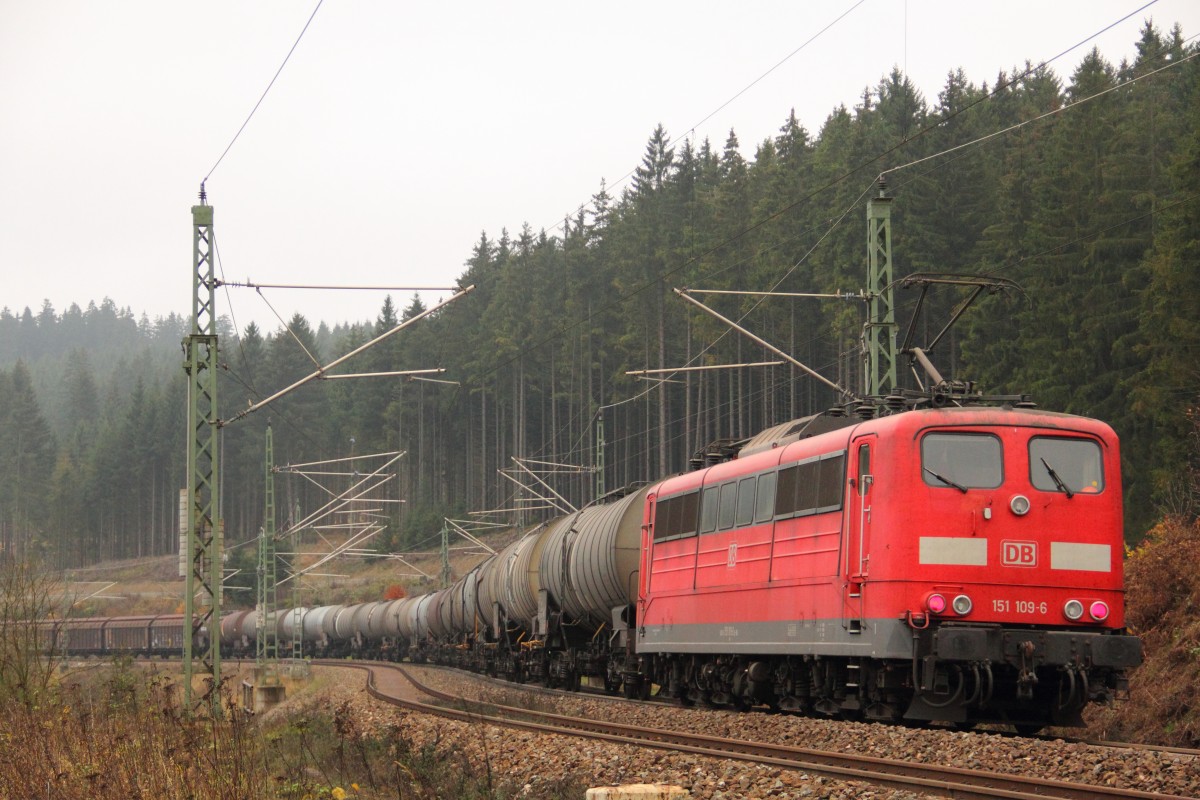 151 109-6 DB Schenker schiebt einen Gterzug ber die Frankenwaldrampe bei Steinbach am 14.11.2014.