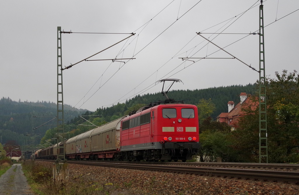 151 109 schob auch diesen Gterzug am 06.10.2013 ber die Hhen des Frankenwalds. Hier an der Sdrampe in Rothenkirchen. 