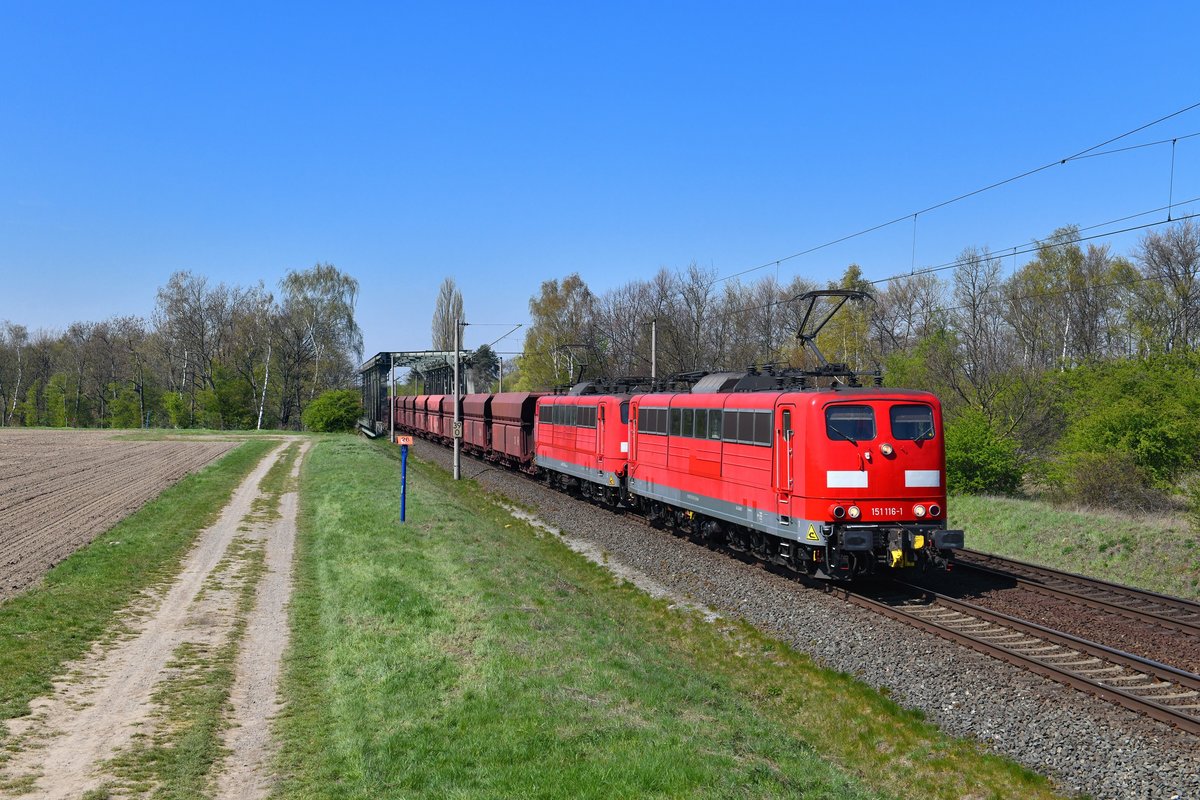 151 116 + 151 106 mit einem Erzzug am 17.04.2019 bei Woltorf. 