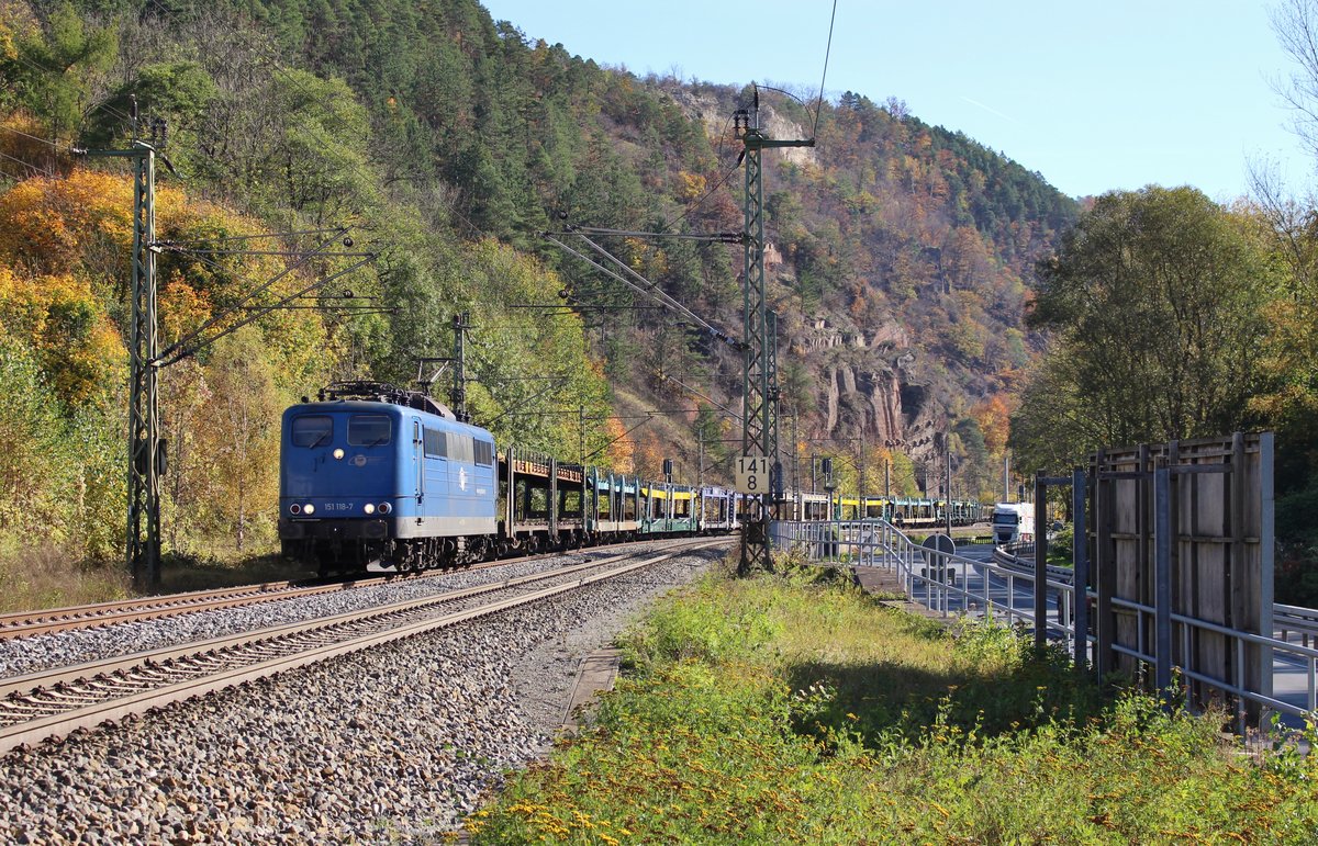 151 118-7 (EGP) zu sehen am 19.10.17 mit einem Leerautozug in Saalfeld/Saale.