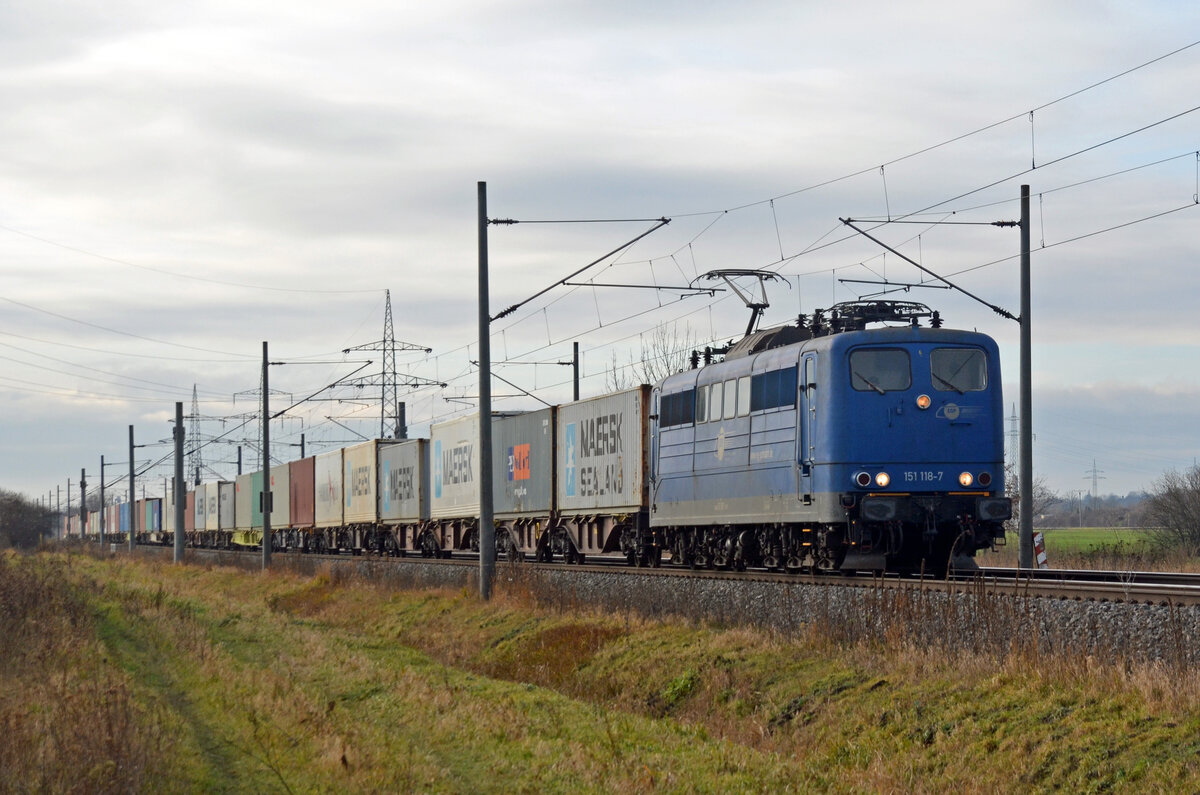 151 118 der EGP führte am 15.12.21 einen Containerzug durch Braschwitz Richtung Magdeburg.