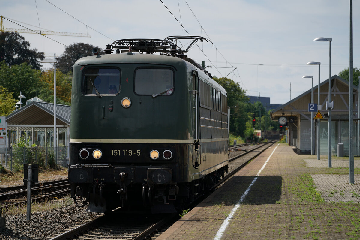 151 119-5 der BayernBahn fuhr am 17.08.2021 um 13:21 durch den Bahnhof Sachsenheim.