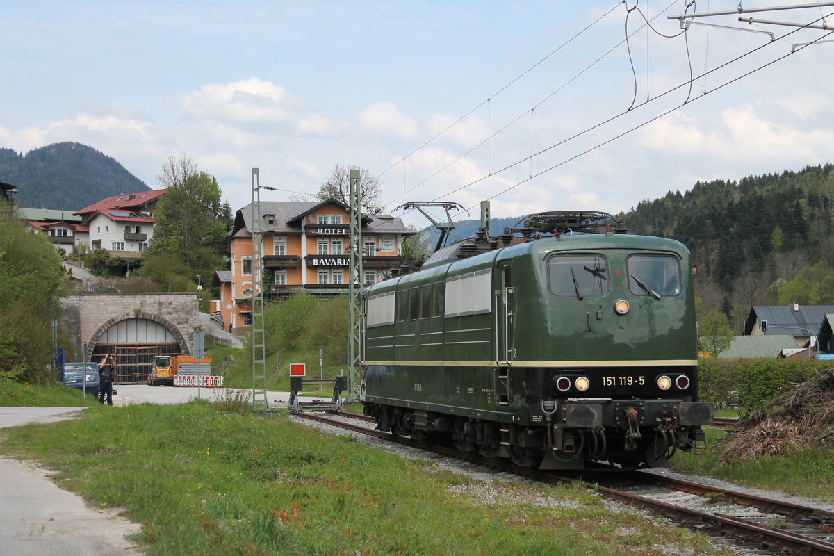 151 119-5 beim umsetzen im Bahnhof Berchtesgaden. Sie hat soeben ihren Sonderzug die Steilstrecke herauf gebracht. Im Hintergrund ist das alte Tunnelportal zu sehen. Hier führte bis 1938 die Stecke weiter bis zum Salzburger Localbahnhof. Aufnahme vom 01.05.2017.