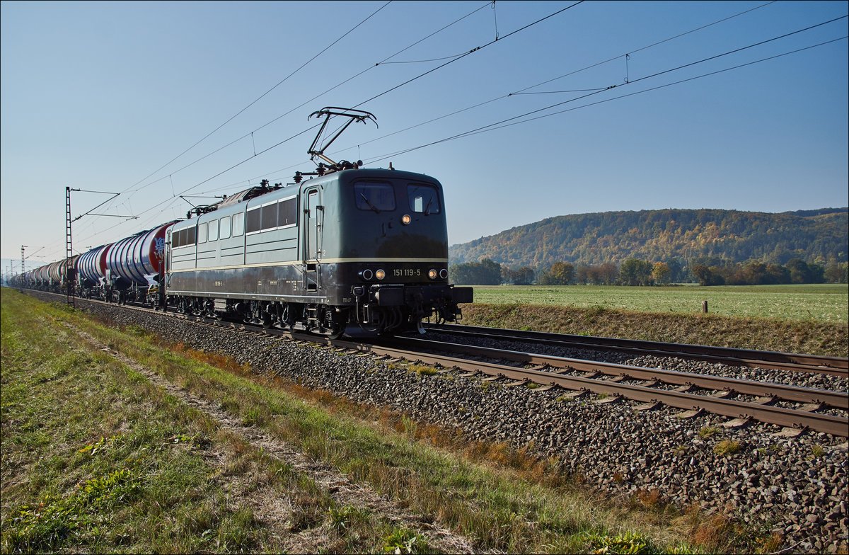 151 119-5 ist mit seinen Kesselzug bei Retzbach-Zellingen am 10.10.2018 zu sehen.