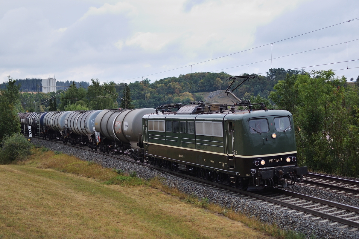 151 119 der BayernBahn zieht am 24. August 2018 einen Kesselwagenganzzug bei Westerstetten Richtung Ulm.