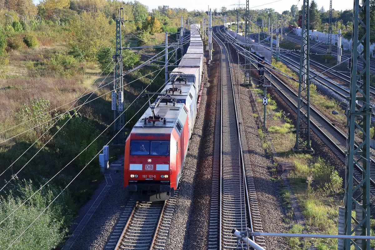 151 121-0 DB und eine Schwesterlok als Containerzug passieren den Abzweig Thüringen (At) Richtung Halle(Saale)Hbf. Aufgenommen von der Brücke Dieselstraße in Halle (Saale). [3.10.2017 | 17:15 Uhr]