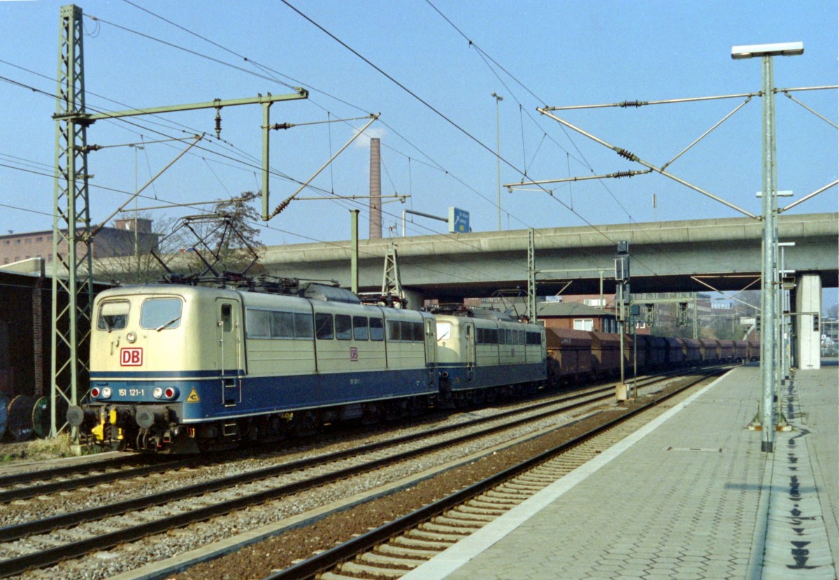 151 121 mit Gdg 59941 (Hamburg-Waltershof–Beddingen VPS) am 12.03.1995 in Hamburg-Harburg