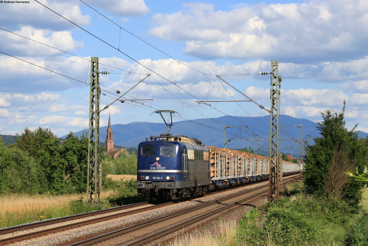 151 123-7 mit dem DGS 69527 (Neuenburg(Baden) - Lahr) bei Köndringen 10.6.22