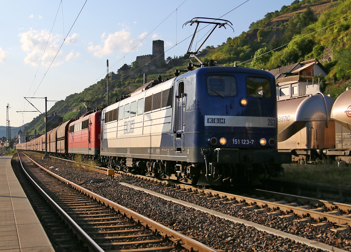 151 123-7 (RBH 263) + 151 143-5 (RBH 264) mit Falns-Ganzzug in Fahrtrichtung Rüdesheim. Aufgenommen am 16.07.2015 in Kaub am Rhein.