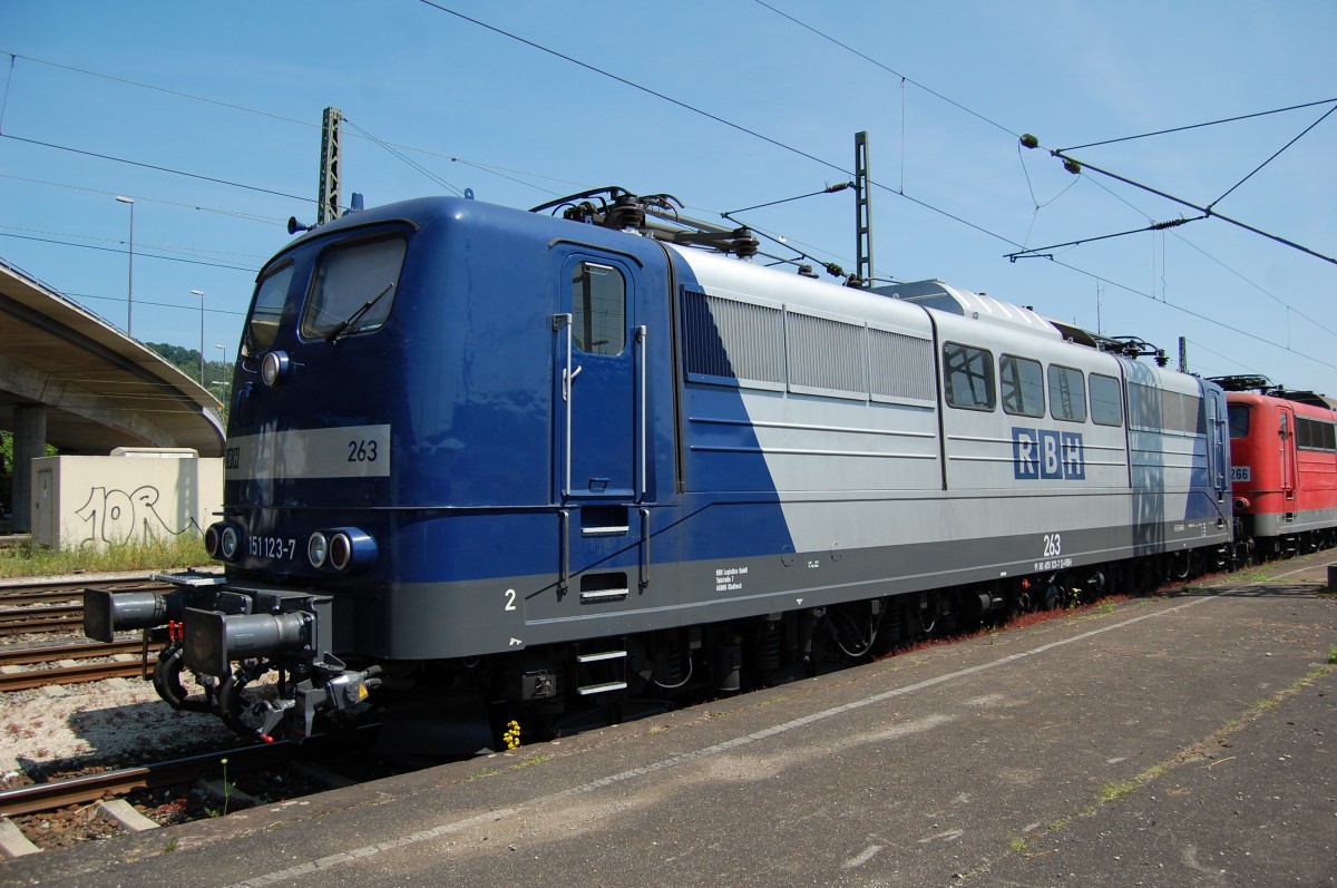 151 123-7 von RBH abgestellt in Plochingen. Diese E-Lok bringt die Kohlen-Zge fr das EnBW Kraftwerk Altbach. Aufnahme vom 16. Juli 2013.