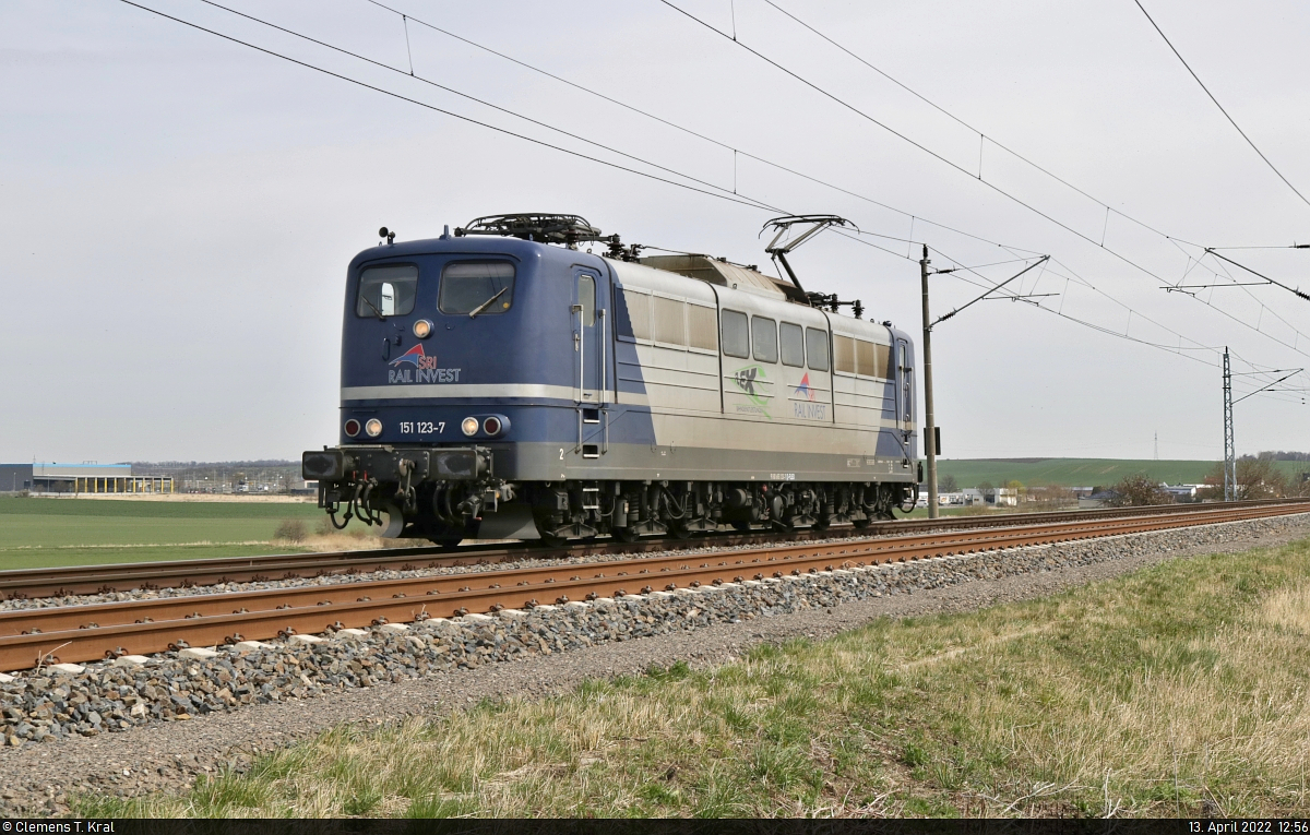 151 123-7 rollt als Tfzf Richtung Sangerhausen auf das Einfahrsignal von Teutschenthal zu.

🧰 SRI Rail Invest GmbH, vermietet an Flex Bahndienstleistungen GmbH
🕓 13.4.2022 | 12:56 Uhr