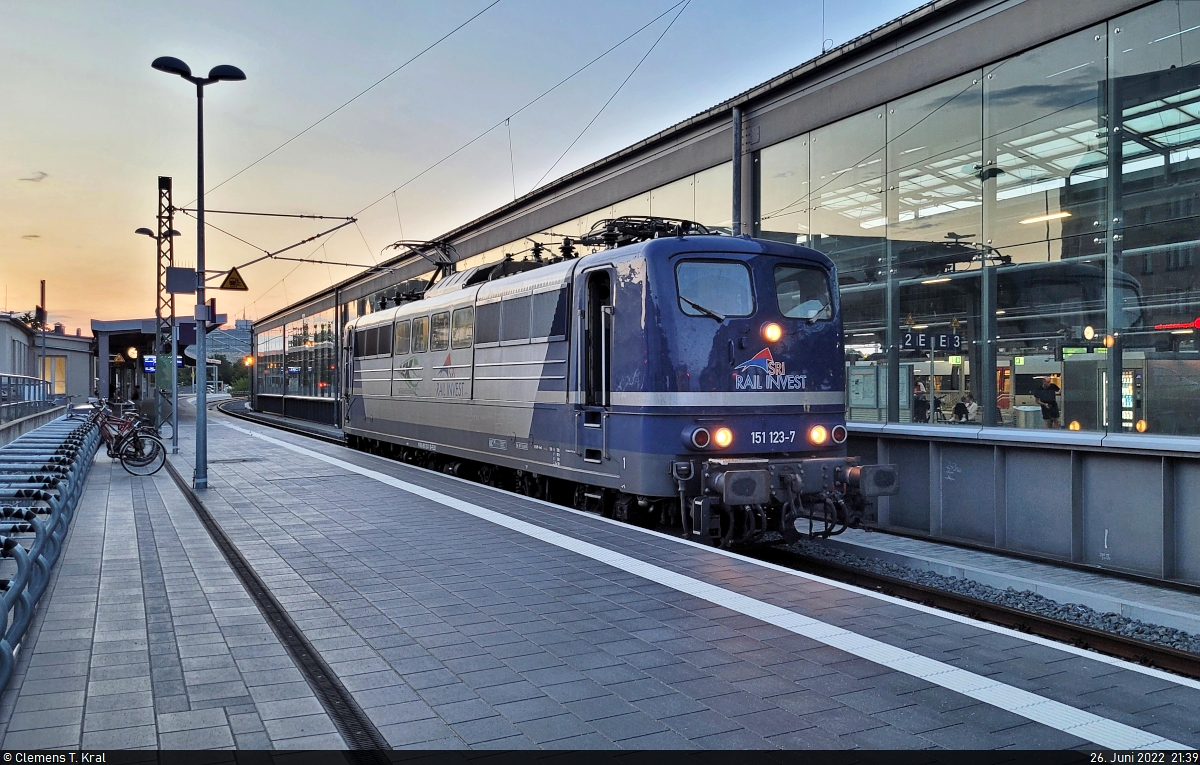 151 123-7 wartet zu abendlicher Stunde auf Gleis 1 in Halle(Saale)Hbf und bricht gleich gen Süden auf.

🧰 SRI Rail Invest GmbH, vermietet an Flex Bahndienstleistungen GmbH
🕓 26.6.2022 | 21:39 Uhr