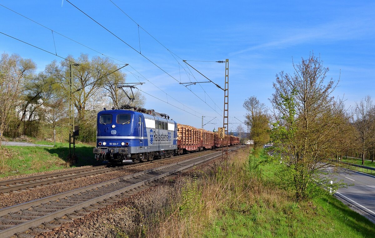 151 123 mit einem Holzzug am 24.04.2021 bei Passau.
