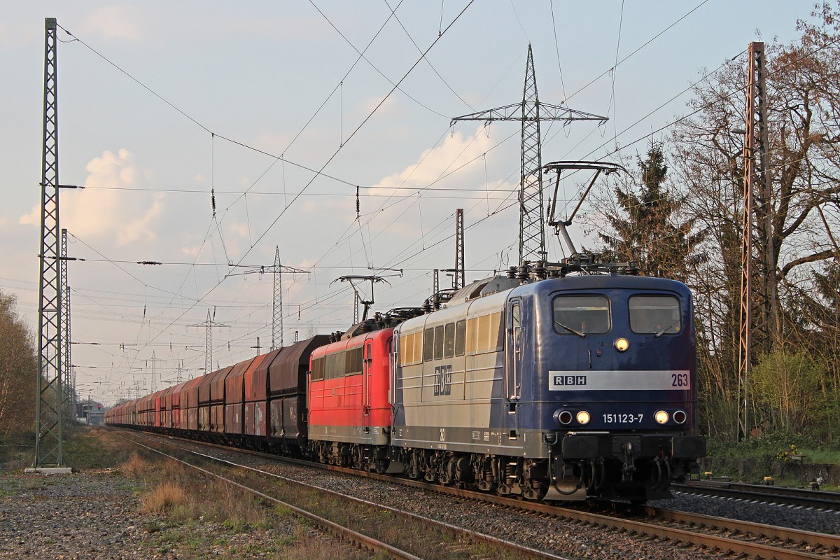 151 123 (RBH 163) und 151 143 (RBH 264) kamen am 25.3.14 mit einem Kohlezug aus Oberhausen-West nach Plochingen durch Ratingen-Lintorf.