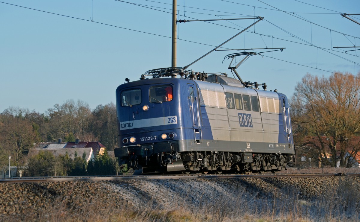 151 123 war am 26.11.13 auf dem R�ckweg ins Aw Dessau als sie durch Burgkemnitz Richtung Bitterfeld rollte.