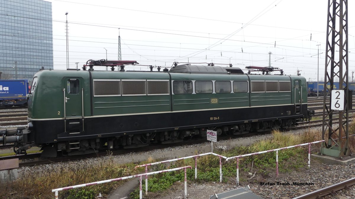 151 124-5 von SRI am 21.12.2016 Rangierbf München Ost. Bild vom S-Bahnsteig
München Berg am Laim aus aufgenommen