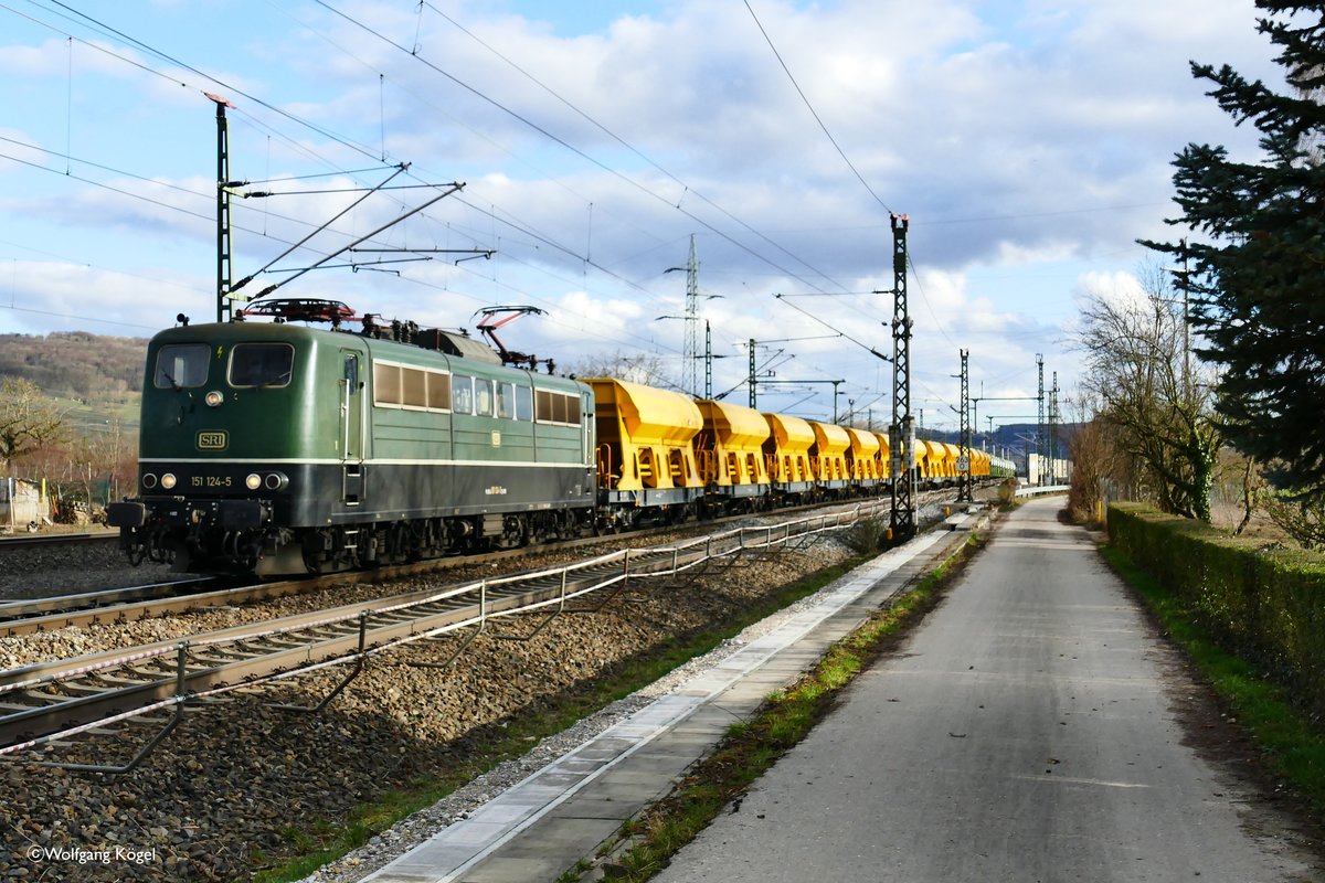 151 124-5 von SRI mit Schotterwagenzug (leer) bei Eimeldingen am 18.02.2020