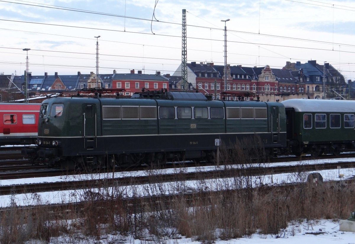 151 124-5 der SRI steht am 04.02.14 in Hof Hbf.