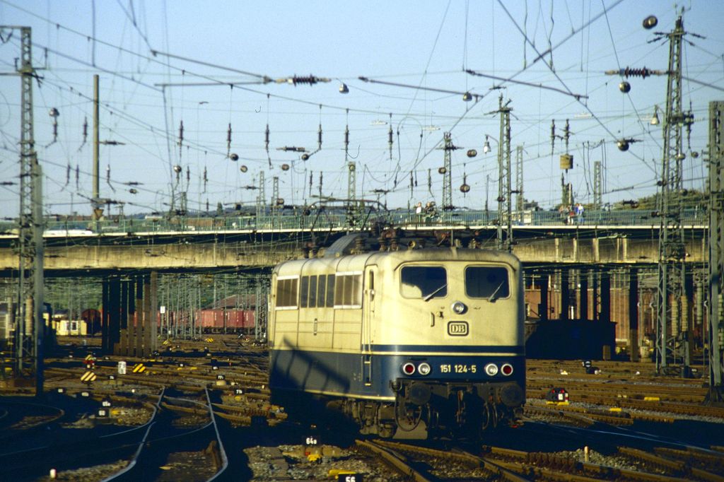 151 124 in Hagen Hbf. am 30.05.1987.