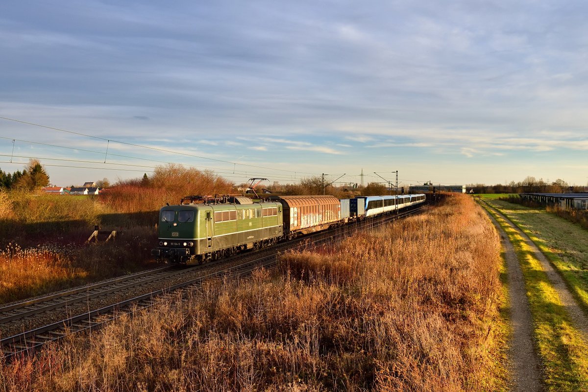 151 124 mit einer Überführung am 08.12.2019 bei Plattling.