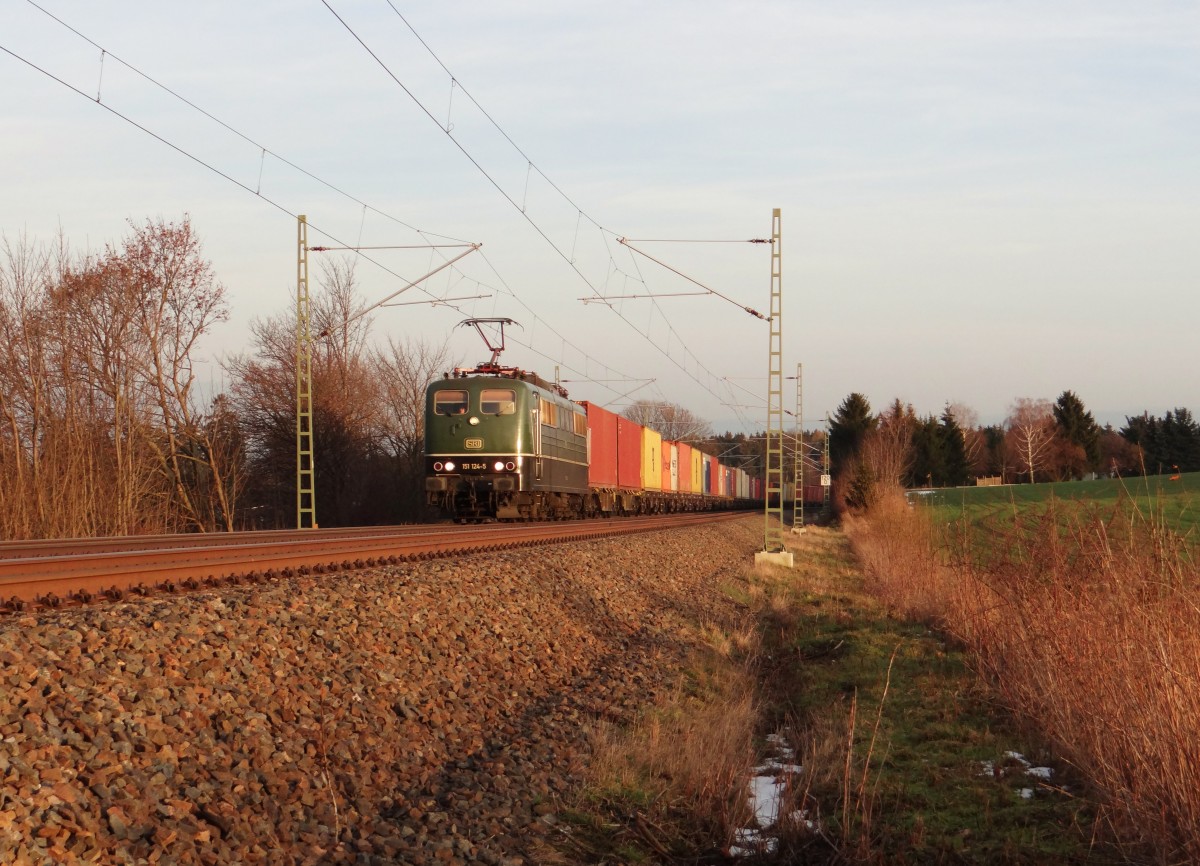 151 124 (SRI) zu sehen mit dem Containerzug von Glauchau/Sachs. nach Hof/Saale am 26.01.16 an der Schöpsdrehe bei Plauen/V.
