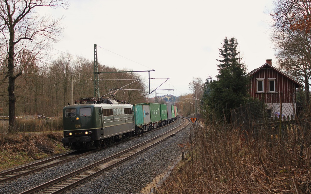 151 124 (SRI) zu sehen mit dem Containerzug am 03.03.16 in Plauen/V.