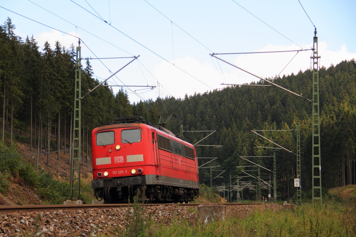 151 125-2 DB Schenker im Frankenwald bei Förtschendorf am 06.09.2015.