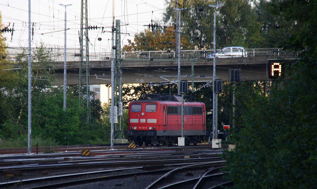 151 125-2 DB steht abgestellt in Aachen-West. 
Aufgenommen vom Bahnsteig in Aachen-West in der Abendsonne am Abend vom 28.9.2014.