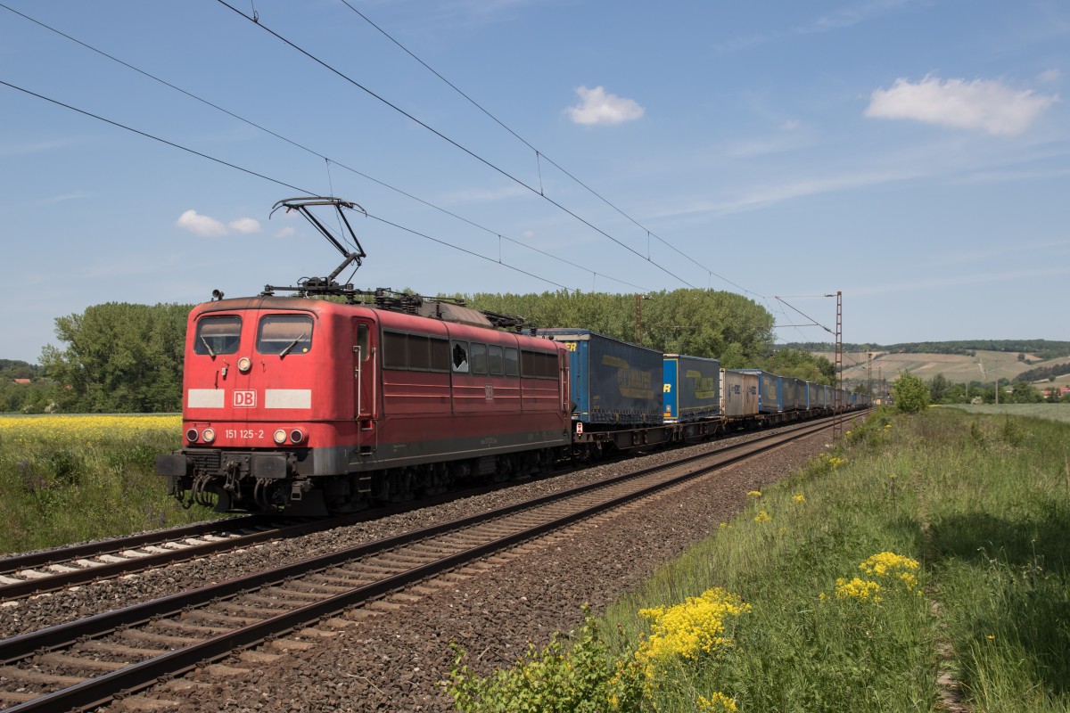 151 125 mit kaputter Scheibe am 14. Mai 2015 bei Retzbach.