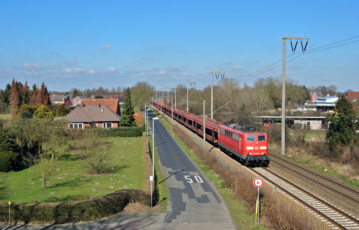 151 126-0 fuhr am 12.03.2015 mit einem Autozug von Emden nach Osnabrück, hier in Leer.