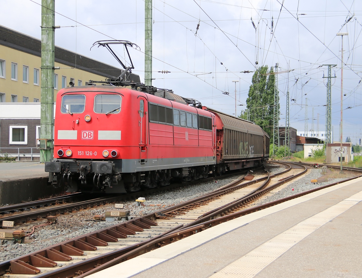 151 126-0 kommt im Bremer Hauptbahnhof mit Schiebewandwagen um's Eck. Aufgenommen am 19.06.2014.