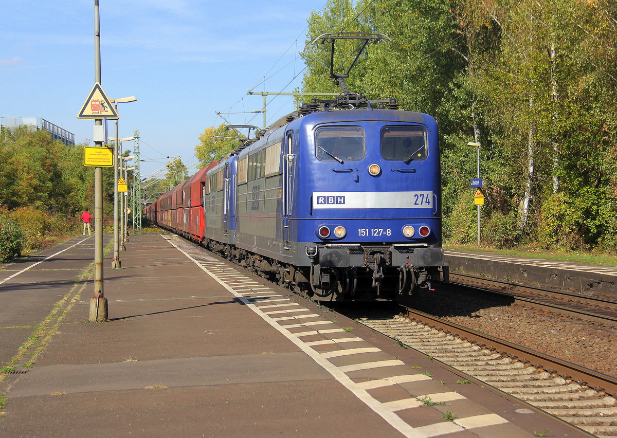 151 127-8 und 151 123-7  beide von RBH kommen mit einem Kohlenzug aus Oberhausen-West(D) nach Dillingen(an der Saar)(D) und kammen aus Richtung Köln-Gremberg und fuhren durch Bonn-Oberkassel in Richtung Koblenz.
Aufgenommen vom Bahnsteig von Bonn-Oberkassel an der rechten Rheinstrecke. 
Bei Sommerwetter im Oktober am 6.10.2018. 