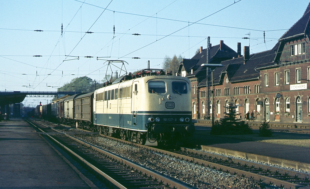 151 127 mit Dg in Eichenberg Richtung Norden unterwegs (25.9.1979).