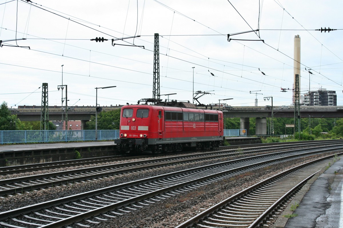 151 129-4 durchfhrt am Vormittag des 24.05.14 auf dem Weg nach Mannheim Rbf den Bahnhof Ludwigshafen (Rhein).