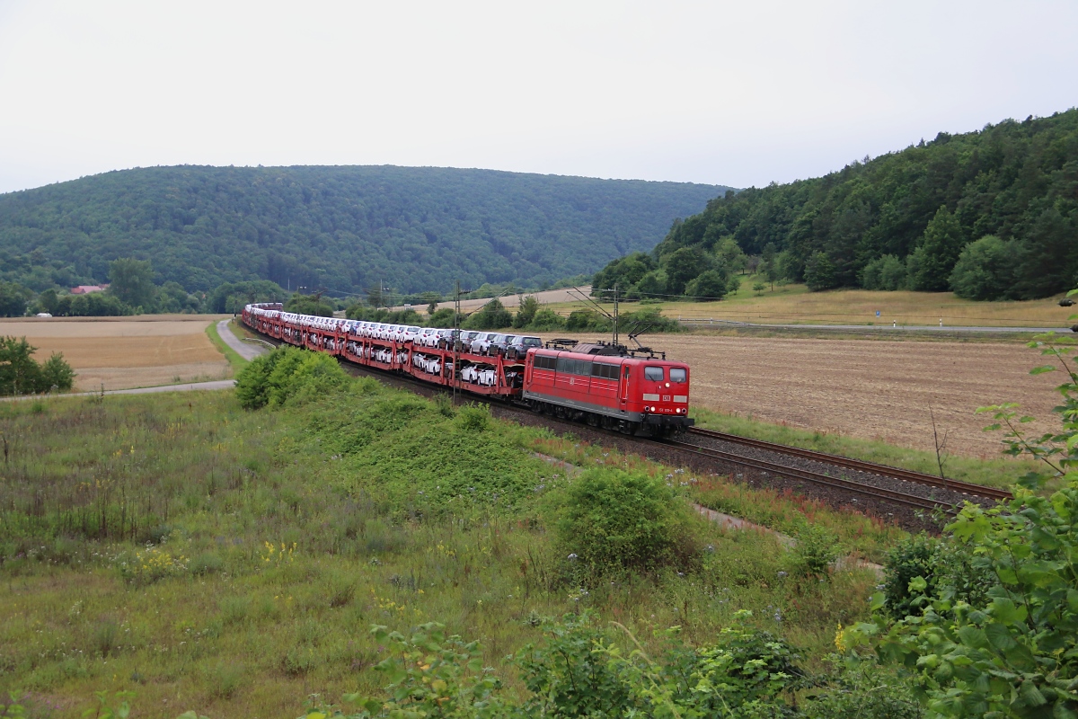 151 129-4 mit Autotransportzug in Fahrtrichtung Süden. Aufgenommen bei Harrbach am 10.07.2014.