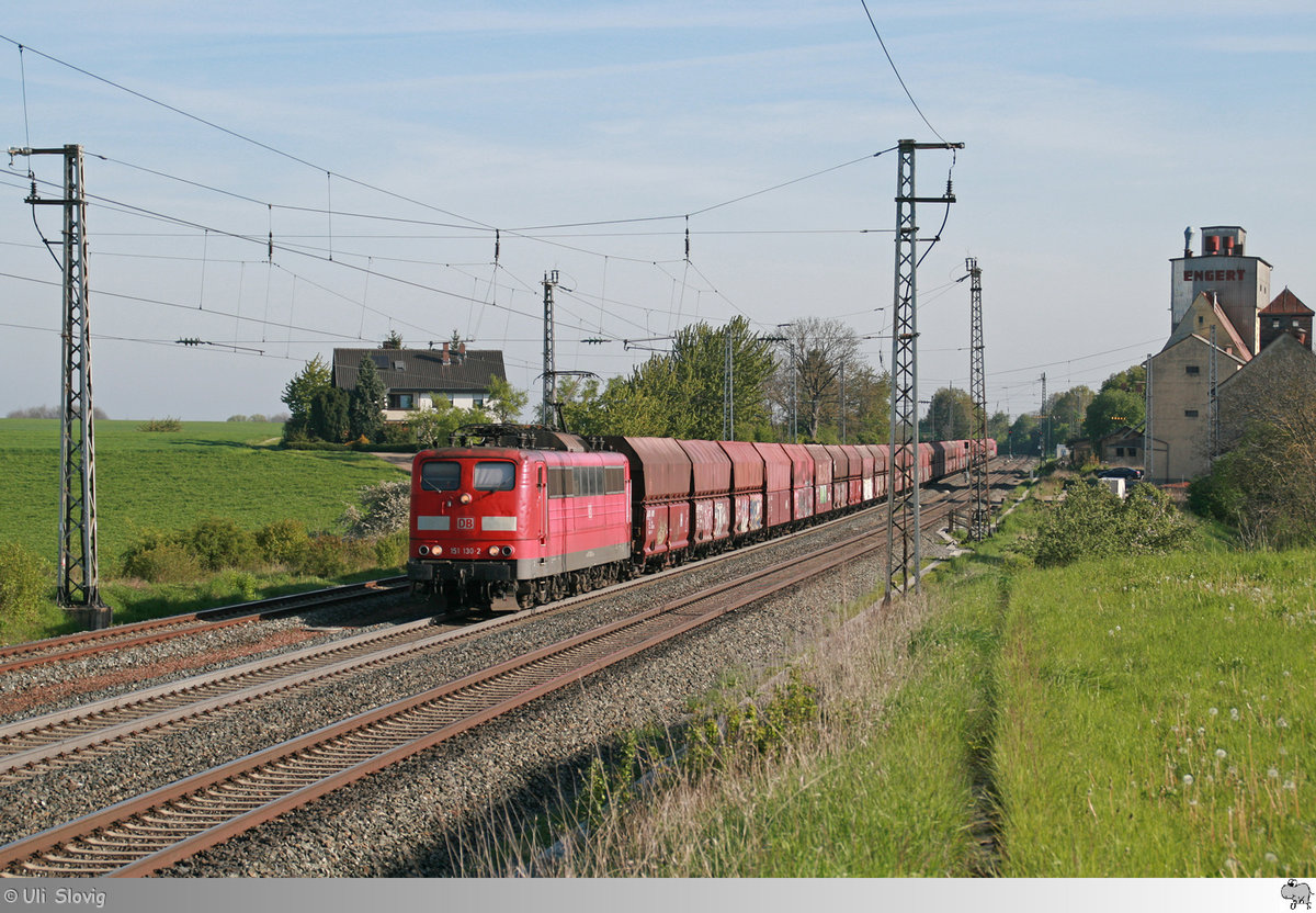 151 130-2 ist auf der KBS 920 am 10. Mai 2017 mit einen Kohlenzug Richtung Treuchtlingen unterwegs. Am Zugschluß schob 151 043-7 nach. Die Aufnahme entstand bei Herrnberchtheim.