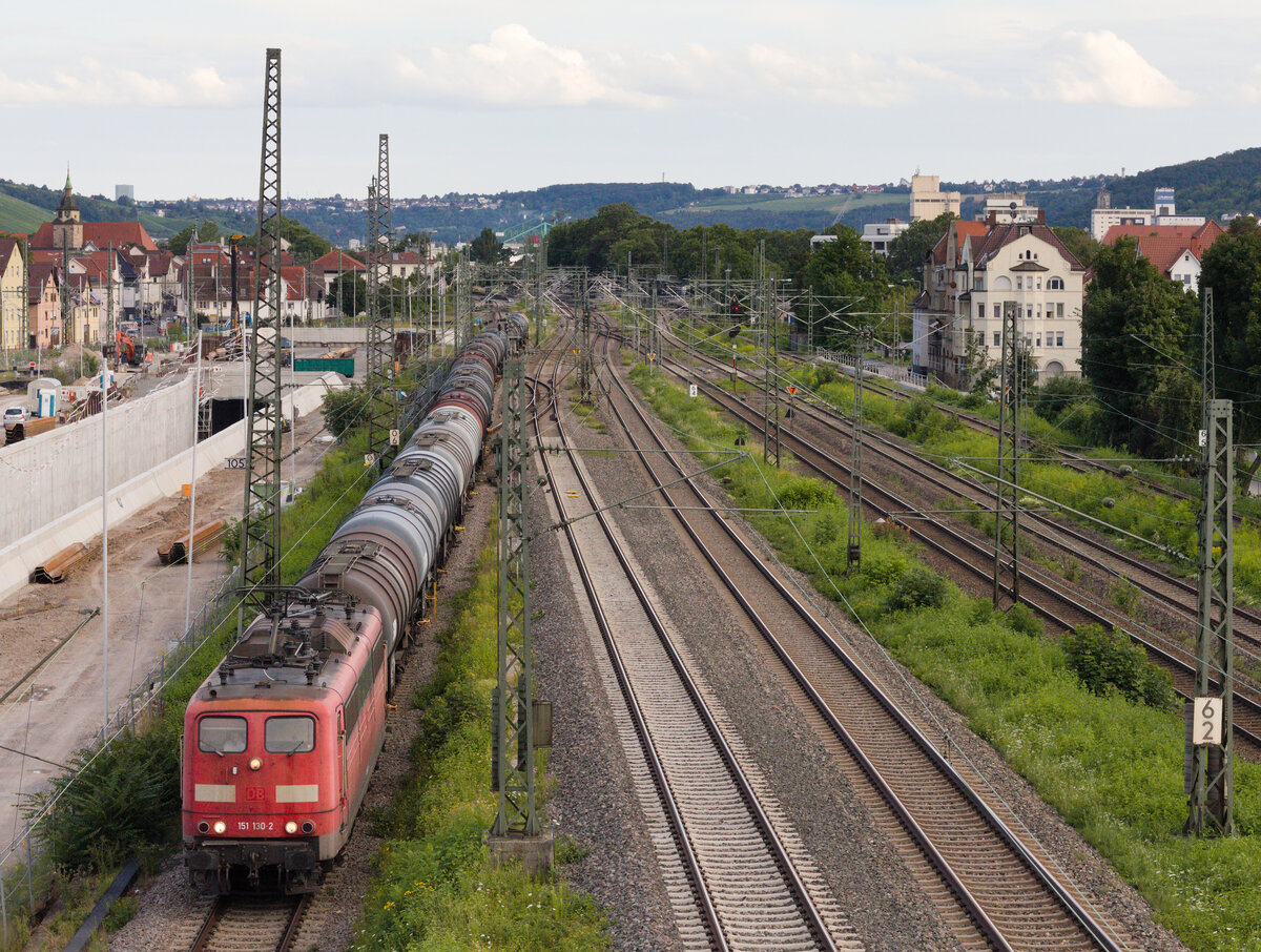 151 130 mit Kesselwagenganzzug am 12.08.2021 am Eszetsteg in Stuttgart. 